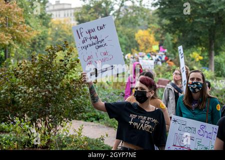 Minneapolis, Minnesota. USA. Marsch für reproduktive Freiheit. Verbietet unseren Körper den marsch der Frauen. Frauen sammeln sich, um Abtreibung legal zu halten. Stockfoto