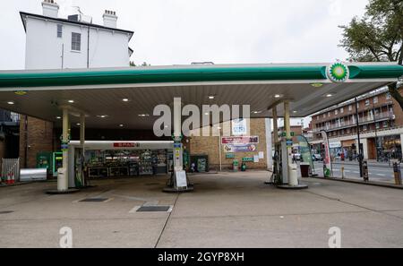 London, Großbritannien. Okt. 2021. Das Foto vom 8. Oktober 2021 zeigt eine leere Tankstelle in London, Großbritannien. Britische Militärangehörige haben seit Oktober 4 damit begonnen, Kraftstoff an Tankstellen zu liefern, da die Benzinknappheit weiter ansetzt. Quelle: Han Yan/Xinhua/Alamy Live News Stockfoto