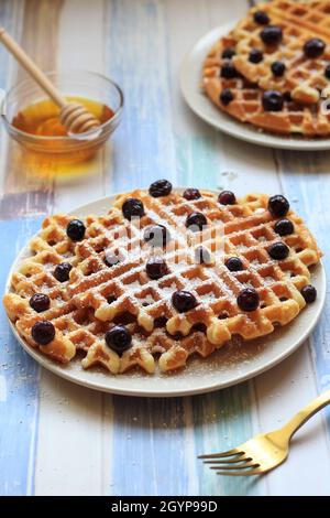 Einfaches Rezept Für Hausgemachte Heidelbeer-Waffeln Stockfoto