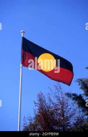 DIE FLAGGE DER ABORIGINES FLIEGT IN DER BRISE Stockfoto