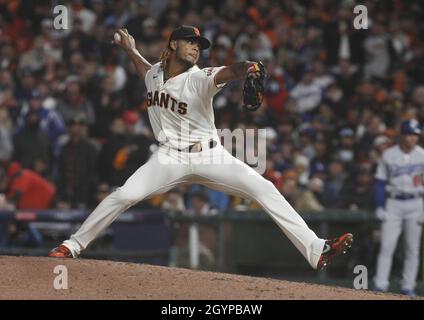 San Francisco, Usa. Oktober 2021. San Francisco Giants Pitcher Camilo Doval wirft zu den Los Angeles Dodgers in der achten Inning während Spiel eins der National League Division Series im Oracle Park am Freitag, 8. Oktober 2021 in San Francisco. Die Giganten schlugen die Dodgers mit 4:0. Foto von George Nikitin/UPI Credit: UPI/Alamy Live News Stockfoto