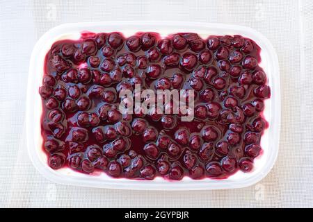 Süße rote Kirschen in Sirup Stockfoto