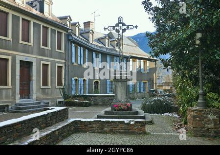 Pfarrhaus der Kirche unserer Lieben Frau von der Himmelfahrt von Bagnères-de-Luchon in der Provinz Haute-Garonne der Region Midi-Pyrénées, Frankreich Stockfoto