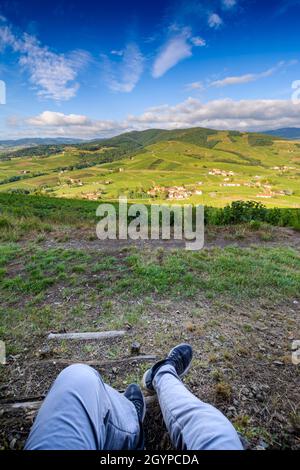 Pieds d'un randonneur dans les vignes autour du Mont Brouilly, Beaujolais, Frankreich Stockfoto