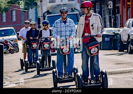 Touristen machen eine Segway-Tour auf der Frenchmen Street, 15. November 2015, in New Orleans, Louisiana. Stockfoto