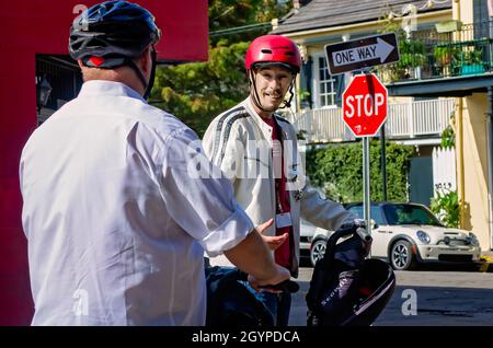 Ein Reiseleiter gibt am 15. November 2015 eine Segway-Tour auf der Frenchmen Street in New Orleans, Louisiana. Stockfoto