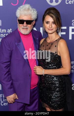 New York, NY - 8. Oktober 2021: Die Schauspielerin Penelope Cruz und der Regisseur Pedro Almodovar nehmen an der NYFF-Abschlussnacht Teil, bei der Pedro Almodovar in der Alice Tully Hall den Film Parallel Mothers vorführte Stockfoto