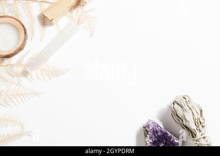 Palo Santo Sticks mit Selenit, getrocknetem Salbei und Druse Amethyst, Zauberstein für Ritual, Hexerei, Spirituelle Praxis, meditation.esoteric Lebensbalance Stockfoto