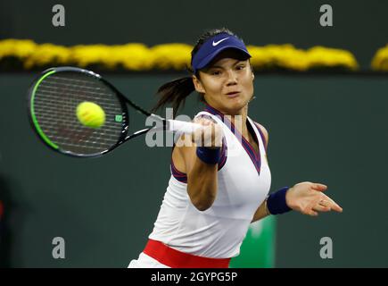 Kalifornien, USA. Okt. 2021. 08. Oktober 2021 Emma Raducanu gibt Alaksandra Sasnovich bei den BNP Paribas Open 2021 im Indian Wells Tennis Garden in Indian Wells, Kalifornien, einen Schuss zurück. Obligatorischer Bildnachweis: Charles Baus/CSM Kredit: CAL Sport Media/Alamy Live News Stockfoto
