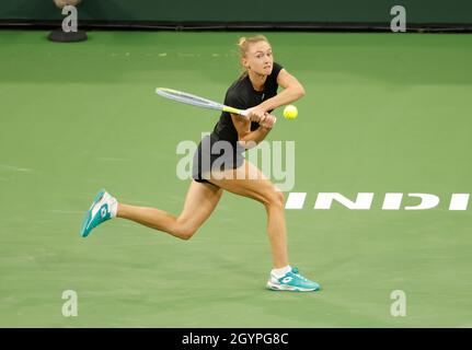 Kalifornien, USA. Okt. 2021. 08. Oktober 2021 Alaksandra Sasnovich gibt Emma Raducanu bei den BNP Paribas Open 2021 im Indian Wells Tennis Garden in Indian Wells, Kalifornien, einen Schuss zurück. Obligatorischer Bildnachweis: Charles Baus/CSM Kredit: CAL Sport Media/Alamy Live News Stockfoto