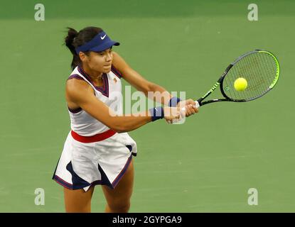 Kalifornien, USA. Okt. 2021. 08. Oktober 2021 Emma Raducanu gibt Alaksandra Sasnovich bei den BNP Paribas Open 2021 im Indian Wells Tennis Garden in Indian Wells, Kalifornien, einen Schuss zurück. Obligatorischer Bildnachweis: Charles Baus/CSM Kredit: CAL Sport Media/Alamy Live News Stockfoto