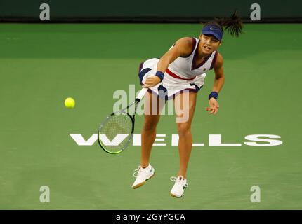 Kalifornien, USA. Okt. 2021. 08. Oktober 2021 Emma Raducanu betreut Alaksandra Sasnovich bei den BNP Paribas Open 2021 im Indian Wells Tennis Garden in Indian Wells, Kalifornien. Obligatorischer Bildnachweis: Charles Baus/CSM Kredit: CAL Sport Media/Alamy Live News Stockfoto