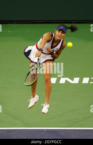 Kalifornien, USA. Okt. 2021. 08. Oktober 2021 Emma Raducanu betreut Alaksandra Sasnovich bei den BNP Paribas Open 2021 im Indian Wells Tennis Garden in Indian Wells, Kalifornien. Obligatorischer Bildnachweis: Charles Baus/CSM Kredit: CAL Sport Media/Alamy Live News Stockfoto