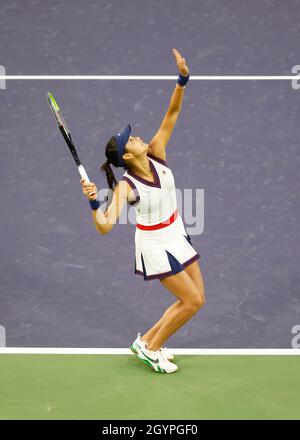 Kalifornien, USA. Okt. 2021. 08. Oktober 2021 Emma Raducanu betreut Alaksandra Sasnovich bei den BNP Paribas Open 2021 im Indian Wells Tennis Garden in Indian Wells, Kalifornien. Obligatorischer Bildnachweis: Charles Baus/CSM Kredit: CAL Sport Media/Alamy Live News Stockfoto
