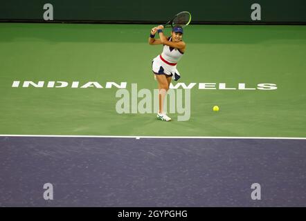 Kalifornien, USA. Okt. 2021. 08. Oktober 2021 Emma Raducanu gibt Alaksandra Sasnovich bei den BNP Paribas Open 2021 im Indian Wells Tennis Garden in Indian Wells, Kalifornien, einen Schuss zurück. Obligatorischer Bildnachweis: Charles Baus/CSM Kredit: CAL Sport Media/Alamy Live News Stockfoto