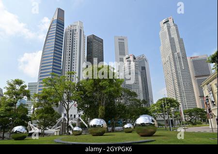 Wolkenkratzer von Bankinstituten im Finanzviertel des Raffles Place mit Blick auf das Gelände und die Kunstinstallation des Asian Civilizations Museum Stockfoto