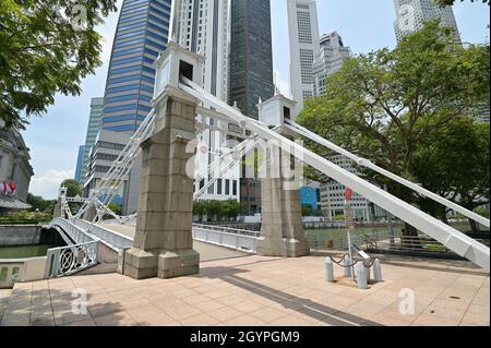 Blick auf den Cavenagh River, der den Singapore River überspannt, und Wolkenkratzer im Finanzviertel im Hintergrund Stockfoto