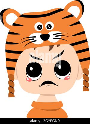 Avatar eines Jungen mit wütenden Emotionen, mürrem Gesicht, wütenden Augen im Tiger-Hut. Niedliches Kind mit wütendem Ausdruck im Karnevalskostüm für Neujahr, Weihnachten und Urlaub. Kopf des entzückenden Kindes Stock Vektor