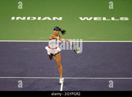 Kalifornien, USA. Okt. 2021. 08. Oktober 2021 Emma Raducanu gibt Alaksandra Sasnovich bei den BNP Paribas Open 2021 im Indian Wells Tennis Garden in Indian Wells, Kalifornien, einen Schuss zurück. Obligatorischer Bildnachweis: Charles Baus/CSM Kredit: CAL Sport Media/Alamy Live News Stockfoto