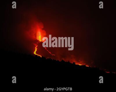 Laval bricht weiter in die Luft, während der Vulkanausbruch Cumbre Vieja auf der Insel La Palma, Kanarische Inseln, Spanien, 09/10/21, weiter ausbricht Stockfoto