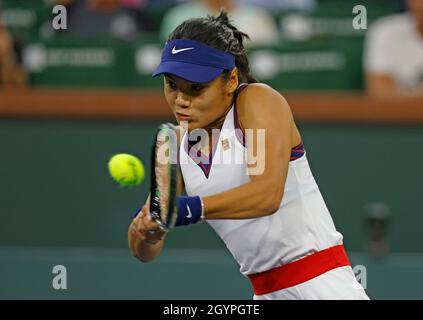 Kalifornien, USA. Okt. 2021. 08. Oktober 2021 Emma Raducanu gibt Alaksandra Sasnovich bei den BNP Paribas Open 2021 im Indian Wells Tennis Garden in Indian Wells, Kalifornien, einen Schuss zurück. Obligatorischer Bildnachweis: Charles Baus/CSM Kredit: CAL Sport Media/Alamy Live News Stockfoto