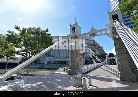 Die Cavenagh Bridge, die 1869 eröffnet wurde, ist die älteste Brücke in Singapur, die in ihrer ursprünglichen Form existiert Stockfoto