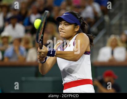 Kalifornien, USA. Okt. 2021. 08. Oktober 2021 Emma Raducanu gibt Alaksandra Sasnovich bei den BNP Paribas Open 2021 im Indian Wells Tennis Garden in Indian Wells, Kalifornien, einen Schuss zurück. Obligatorischer Bildnachweis: Charles Baus/CSM Kredit: CAL Sport Media/Alamy Live News Stockfoto