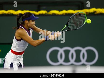 Kalifornien, USA. Okt. 2021. 08. Oktober 2021 Emma Raducanu gibt Alaksandra Sasnovich bei den BNP Paribas Open 2021 im Indian Wells Tennis Garden in Indian Wells, Kalifornien, einen Schuss zurück. Obligatorischer Bildnachweis: Charles Baus/CSM Kredit: CAL Sport Media/Alamy Live News Stockfoto