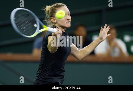 Kalifornien, USA. Okt. 2021. 08. Oktober 2021 Alaksandra Sasnovich gibt Emma Raducanu bei den BNP Paribas Open 2021 im Indian Wells Tennis Garden in Indian Wells, Kalifornien, einen Schuss zurück. Obligatorischer Bildnachweis: Charles Baus/CSM Kredit: CAL Sport Media/Alamy Live News Stockfoto