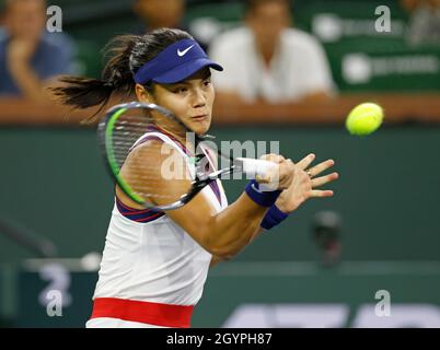 Kalifornien, USA. Okt. 2021. 08. Oktober 2021 Emma Raducanu gibt Alaksandra Sasnovich bei den BNP Paribas Open 2021 im Indian Wells Tennis Garden in Indian Wells, Kalifornien, einen Schuss zurück. Obligatorischer Bildnachweis: Charles Baus/CSM Kredit: CAL Sport Media/Alamy Live News Stockfoto