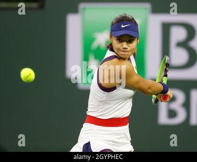 Kalifornien, USA. Okt. 2021. 08. Oktober 2021 Emma Raducanu gibt Alaksandra Sasnovich bei den BNP Paribas Open 2021 im Indian Wells Tennis Garden in Indian Wells, Kalifornien, einen Schuss zurück. Obligatorischer Bildnachweis: Charles Baus/CSM Kredit: CAL Sport Media/Alamy Live News Stockfoto