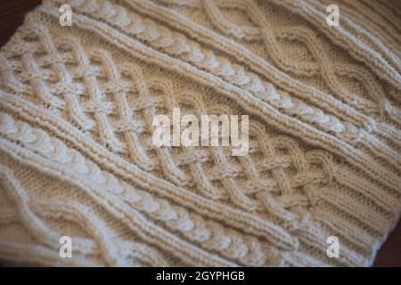 Ein Stück milchig gestrickter Schweiß Stockfoto