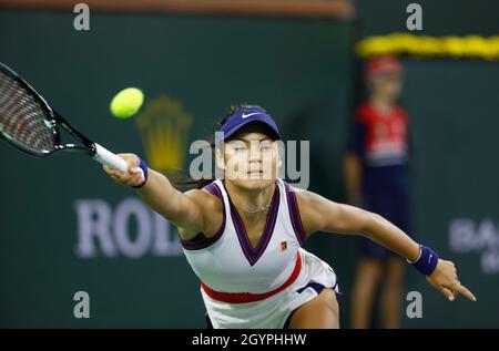Kalifornien, USA. Okt. 2021. 08. Oktober 2021 Emma Raducanu gibt Alaksandra Sasnovich bei den BNP Paribas Open 2021 im Indian Wells Tennis Garden in Indian Wells, Kalifornien, einen Schuss zurück. Obligatorischer Bildnachweis: Charles Baus/CSM Kredit: CAL Sport Media/Alamy Live News Stockfoto
