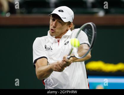Kalifornien, USA. Okt. 2021. 08. Oktober 2021 John Millman aus Australien gibt Jack Sock bei den BNP Paribas Open 2021 im Indian Wells Tennis Garden in Indian Wells, Kalifornien, einen Schuss zurück. Obligatorischer Bildnachweis: Charles Baus/CSM Kredit: CAL Sport Media/Alamy Live News Stockfoto