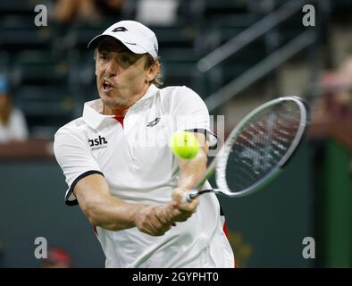 Kalifornien, USA. Okt. 2021. 08. Oktober 2021 John Millman aus Australien gibt Jack Sock bei den BNP Paribas Open 2021 im Indian Wells Tennis Garden in Indian Wells, Kalifornien, einen Schuss zurück. Obligatorischer Bildnachweis: Charles Baus/CSM Kredit: CAL Sport Media/Alamy Live News Stockfoto