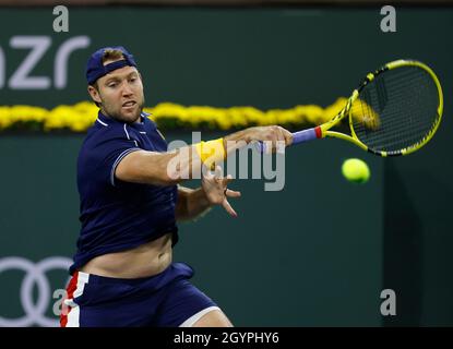 Kalifornien, USA. Okt. 2021. 08. Oktober 2021 Jack Sock gibt einen Schuss an John Millman aus Australien bei den BNP Paribas Open 2021 im Indian Wells Tennis Garden in Indian Wells, Kalifornien, zurück. Obligatorischer Bildnachweis: Charles Baus/CSM Kredit: CAL Sport Media/Alamy Live News Stockfoto