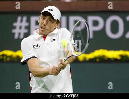 Kalifornien, USA. Okt. 2021. 08. Oktober 2021 John Millman aus Australien gibt Jack Sock bei den BNP Paribas Open 2021 im Indian Wells Tennis Garden in Indian Wells, Kalifornien, einen Schuss zurück. Obligatorischer Bildnachweis: Charles Baus/CSM Kredit: CAL Sport Media/Alamy Live News Stockfoto