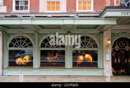 Piccadilly, London, Großbritannien. 8. Oktober 2021. Herbstzeitfenster in Fortnum und Mason on Piccadilly mit riesigen saisonalen Themen. Stockfoto