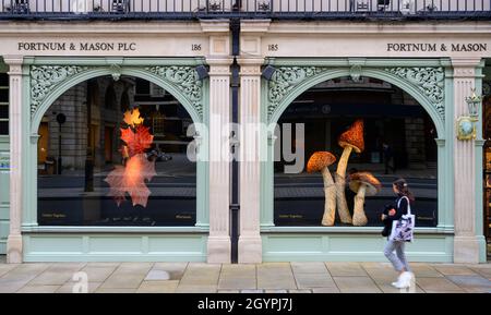 Piccadilly, London, Großbritannien. 8. Oktober 2021. Herbstzeitfenster in Fortnum und Mason on Piccadilly mit riesigen saisonalen Themen. Stockfoto