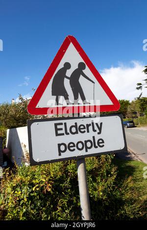 Ein Warnschild für ältere Menschen am Straßenrand in Großbritannien Stockfoto