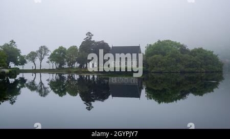 Luftdrohnenfoto der St. Finbarr's Church, Gougane Barra, West ireland Stockfoto