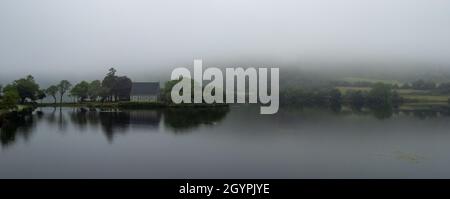 Luftdrohnenfoto der St. Finbarr's Church, Gougane Barra, West ireland Stockfoto