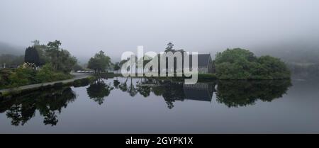 Luftdrohnenfoto der St. Finbarr's Church, Gougane Barra, West ireland Stockfoto