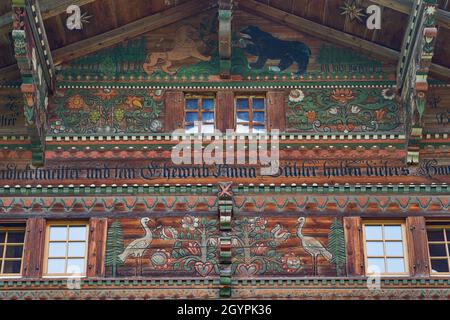 Nahaufnahme eines Schweizer Chalets voller Gemälde - Simmental, Berner Oberland, Schweiz Stockfoto