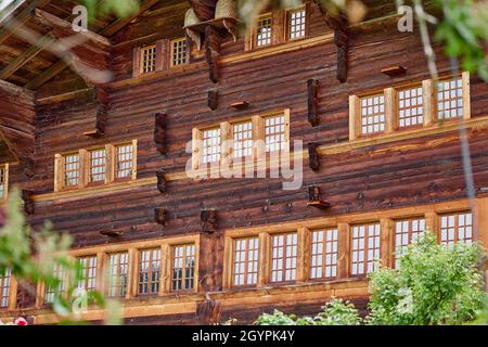 Schweizer Chalet Fassade Nahaufnahme - Simmental, Berner Oberland, Schweiz Stockfoto