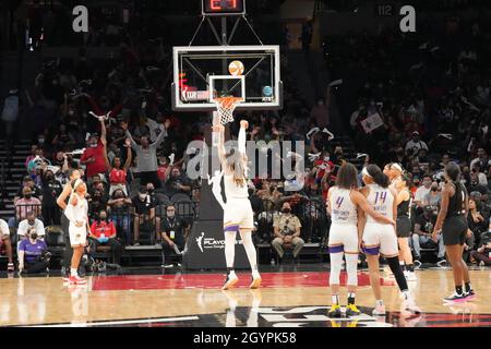Las Vegas, USA. Okt. 2021. LAS VEGAS, NV - 8. OKTOBER: Das Phoenix Mercury Center Brittney Griner (42) versucht am 8. Oktober 2021 im Mandalay Bay Events Center in Paradise, USA, während des Spiels 5 des WNBA-Halbfinales zwischen den Las Vegas Aces und dem Phoenix Mercury einen Freiwurf gegen Phoenix Mercury zu schießen. (Foto von Louis Grasse/PxImages) Credit: Px Images/Alamy Live News Stockfoto