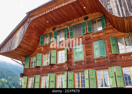 Nahaufnahme eines Schweizer Chalets - Simmental, Berner Oberland, Schweiz Stockfoto