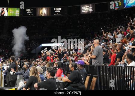 Las Vegas, USA. Okt. 2021. LAS VEGAS, NV - 8. OKTOBER: Fans der Las Vegas Aces jubeln während des Spiels 5 des WNBA-Halbfinales zwischen den Las Vegas Aces und dem Phoenix Mercury am 8. Oktober 2021 im Mandalay Bay Events Center in Paradise, USA, an. (Foto von Louis Grasse/PxImages) Credit: Px Images/Alamy Live News Stockfoto