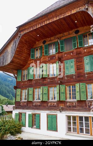 Nahaufnahme eines Schweizer Chalets - Simmental, Berner Oberland, Schweiz Stockfoto