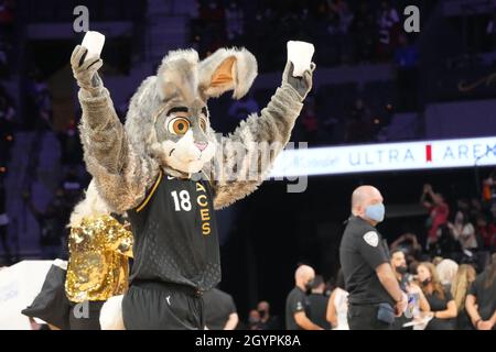Las Vegas, USA. Okt. 2021. LAS VEGAS, NV - 8. OKTOBER: Das Maskottchen der Las Vegas Aces wird während des Spiels 5 des WNBA-Halbfinales zwischen den Las Vegas Aces und dem Phoenix Mercury am 8. Oktober 2021 im Mandalay Bay Events Center in Paradise, USA, gespielt. (Foto von Louis Grasse/PxImages) Credit: Px Images/Alamy Live News Stockfoto